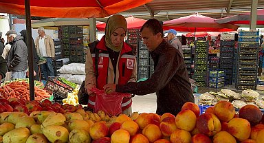 Engelliler pazarda alışveriş yaptı, ihtiyaç sahibi ailelerin evlerine teslim etti