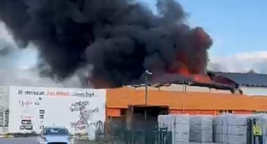 Erzurum'da boya üretim tesislerinde yangın