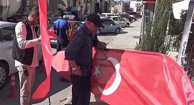 Erzurum'da zabıtadan kaldırım işgali denetimi; Türk bayrakları dışında her şeyi topladılar