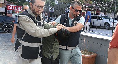 Eşini sokak ortasında darbeden şüpheli adliyede