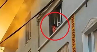 Evde çıkan yangında önce çocuğunu, sonra kendisini 3'üncü kattan attı; o anlar kamerada