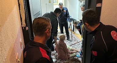 Evinde yere düşen 80 yaşındaki kişiyi, balkondan içeri girip kurtardılar