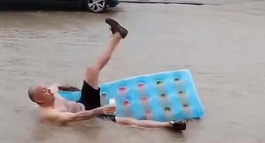 Fethiye'de sağanak yabancı bir turistin eğlencesi oldu