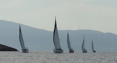 Foça'daki yelken şenliğinde iki yakadan yelkenciler Ege'de dostluk mesajı verdi