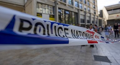 Fransa'da bıçakla 5 kişiyi yaralayan saldırgan hayatını kaybetti