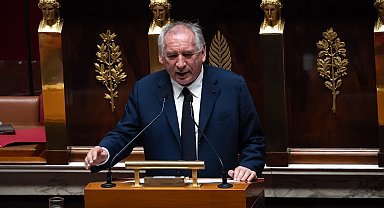 Fransa'da güvenoyu alamayan hükümet düştü