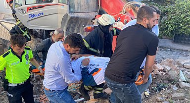 Freni boşalan iş makinesi önce 2 otomobile, ardından binaya çarptı: 4 yaralı