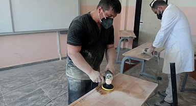 Gaziantep'te öğretmenler sıraları onarıp, sınıfları boyadı