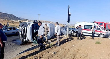 Gaziantep'te otomobil ile minibüs çarpıştı: 6 yaralı