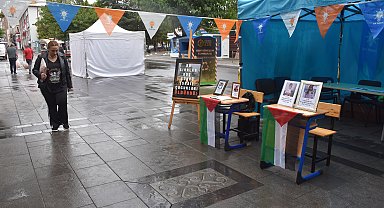 Gazze'de ölen çocuklar için caddeye boş okul sıraları konuldu