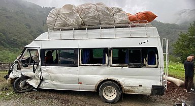 Giresun'da 2 minibüs çarpıştı; 10 tarım işçisi yaralandı