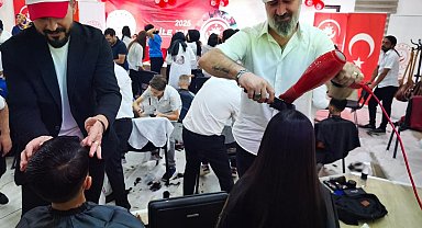 Gönüllü kuaförler, korunma altındaki 100 çocuğa saç bakımı yaptı