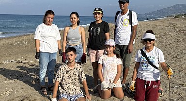 Gönüllüler, yavru kaplumbağaların denizle buluşmasına yardımcı oldu