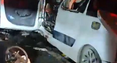 Hafif ticari araç, kamyona arkadan çarptı: 2 ölü, 1 yaralı