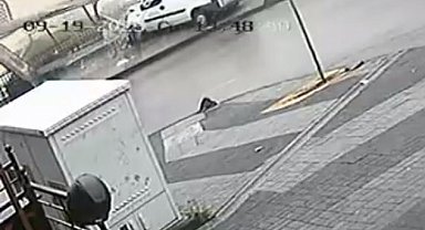 Hafif ticari aracın otobüs durağına çarptığı kaza kamerada