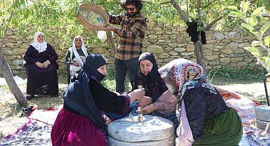 Hakkari'de kadınlar, dedelerinden kalma taş değirmende buğday öğütüyor
