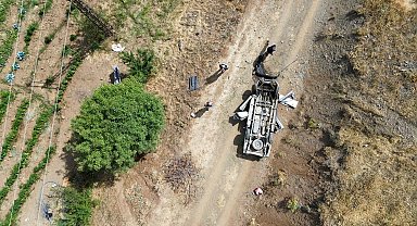 Hakkari'de kamyonet şarampole yuvarlandı: 2 ölü, 1 yaralı