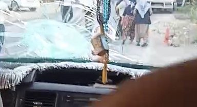 Hakkari'de minibüse taşlı- sopalı saldırı