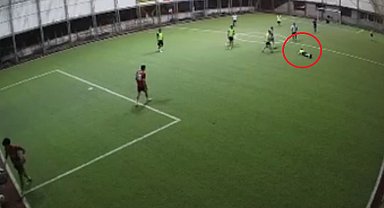 Halı sahada kalp krizi geçiren polisin son anları kameraya yansıdı