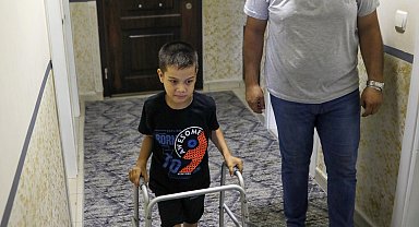 Hastalığına teşhis konulamayan Mert'in yürüyebilmesi için tedaviye başlandı