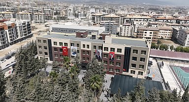 Hatay'da eski başbakanlardan Mesut Yılmaz'ın ismini taşıyan ortaokul törenle açıldı