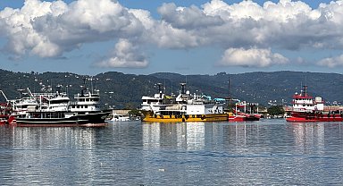 Hava şartları normale döndü, denize açılan balıkçılar bol miktarda hamsiyle geldi