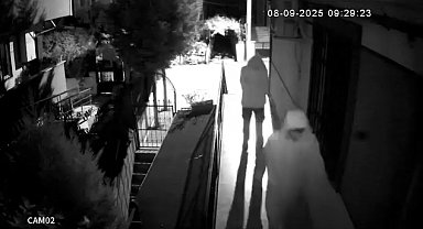 Hırsızlık için girdiği binada kapıları açamayınca terliklerini bırakıp ayakkabı çaldı