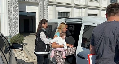 Hırsızlık şüphelisi, kucağında bebeğiyle sevk edildiği adliyede tutuklandı