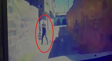 Husumetli akrabasının tabancalı saldırısında yaralandı; o anlar kamerada