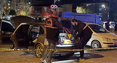 İçerisinde 3 çocuğun bulunduğu park halindeki otomobilde çakmak gazı patladı; 3 yaralı