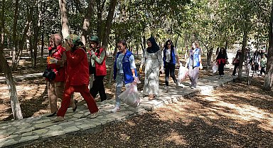 Iğdır'da ormanda çöp toplayan gönüllüler, cam şişeleri de boyayıp dönüştürdü