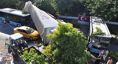 İki araç ile polis memuruna çarpan TIR, körpüden uçtu; 1 ölü, 2 yaralı