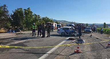 İki otomobil kafa kafaya çarpıştı; 3 ölü, 2 yaralı