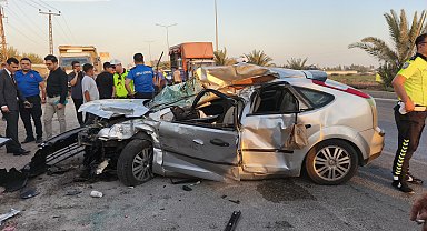 İnfaz koruma memurlarının bulunduğu otomobil, hafriyat kamyonuna çarptı; 2 ölü, 1 yaralı