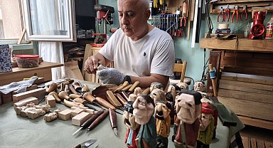 İnternetten yapmayı öğrendiği ahşap el yontması figürleri, festivallerde sergiliyor