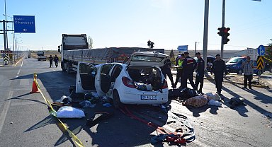 Işıkta bekleyen TIR'a çarpan otomobilin sürücüsü yaralandı, annesi öldü