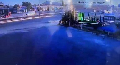 Işıkta bekleyen TIR'a çarpan otomobilin sürücüsü yaralandı, annesi öldü