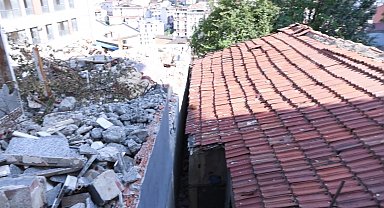İstanbul- 'Çürük' raporlu bina yıkıldı, yanındaki gecekondu nedeniyle evleri yapılamıyor