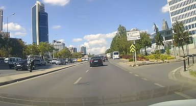 İstanbul- Ataşehir'de motosikletlinin tek teker üzerinde tehlikeli yolculuğu kamerada