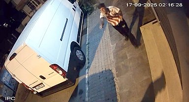 İstanbul - Avcılar'da 10 aracın lastiklerini bıçakla kesen şüpheliler kamerada