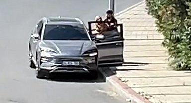 İstanbul - Avcılar'da bir kadının zorla araca bindirildiği anlar cep telefonu ile görüntülendi