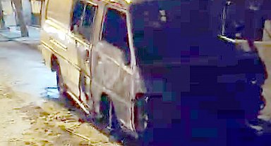 İstanbul- Avcılar'da çaldıkları minibüs alev aldı; şüpheliler yaya olarak kaçtı