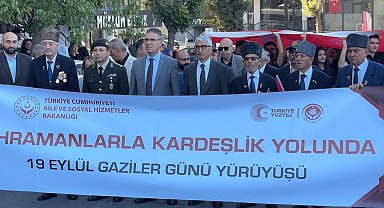 İstanbul - Avcılar'da Gaziler Günü'nde Türk bayraklı yürüyüş