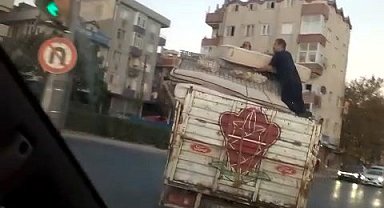 İstanbul- Avcılar'da kamyon üzerinde tehlikeli yolculuk