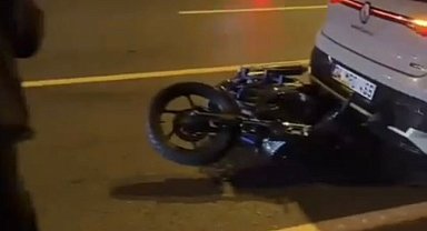 İstanbul - Avcılar'da sürücüsü düşen motosiklet sürüklenerek otomobile çarptı