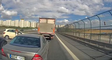 İstanbul - Avcılar'da viyadükteki kediyi kurtarmaya çalışan kadına otomobil çarptı; o anlar kamerada