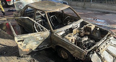 İstanbul - Avcılar'da yanan otomobil kullanılamaz hale geldi