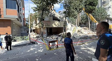 İstanbul- Avcılar'daki binanın yıkımı sırasında yandaki evin bahçesine molozlar düştü