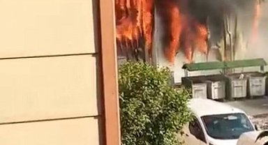 İstanbul - Bağcılar'da otomobil tamirhanesinde çıkan yangın 2 binaya sıçradı: 4 kişi dumandan etkilendi Ek görüntü - Geniş haber