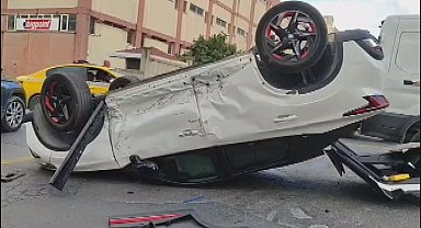 İstanbul- Bahçelievler'da minibüsün çarptığı otomobil devrildi